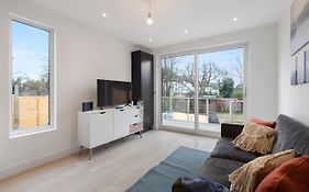 Star London Station Road 3-Bed Oasis With Garden